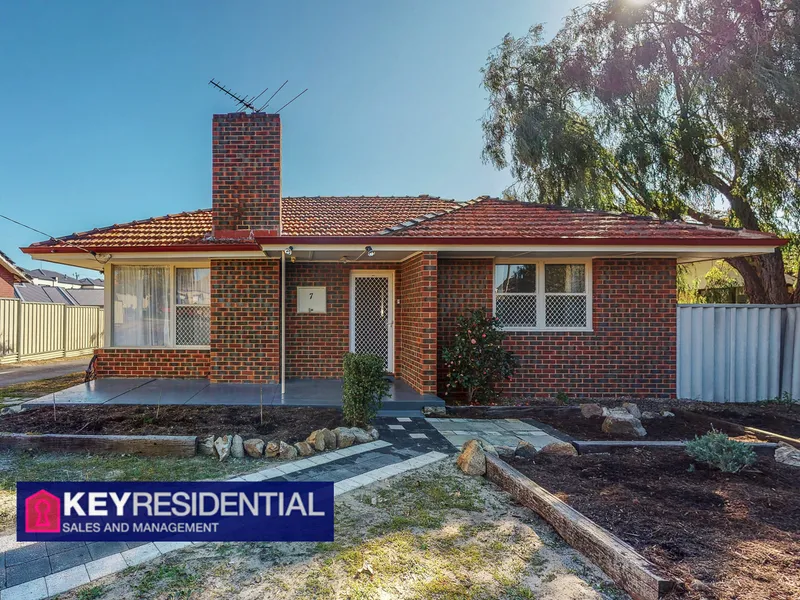 CHARMING CHARACTER 3 x 1 FAMILY HOME - LOCK UP GARAGE / PETS CONSIDERED