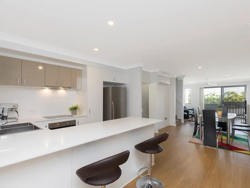 SLEEKLY MODERN TRI-LEVEL TOWNHOME IN MANSFIELD HIGH CATCHMENT