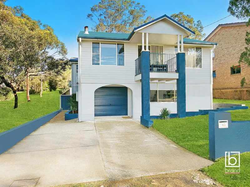 Family Home Only Moments From The Lake!