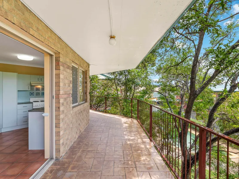 Bright, Airy & Spacious - Huge Entertainers Balcony & Pool