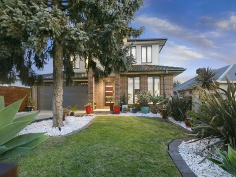 Luxury home with outdoor entertaining and bay views in Frankston High Zone