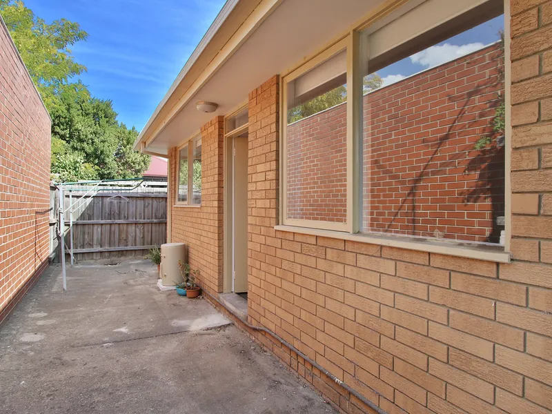 Refurbished spacious apartment in fantastic location.