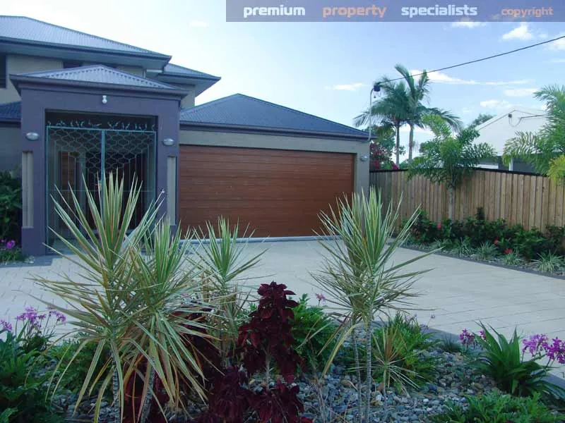 Executive Villa - One of the Best - Fantastic Rear Balcony & Patio Views - $695pw unfurnished gardens included