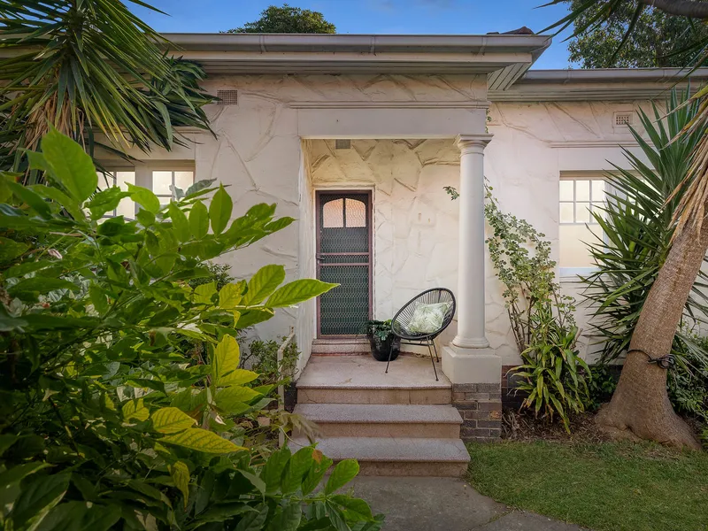 An alluring Art Deco sanctuary with lock-up garage and lifestyle in every direction