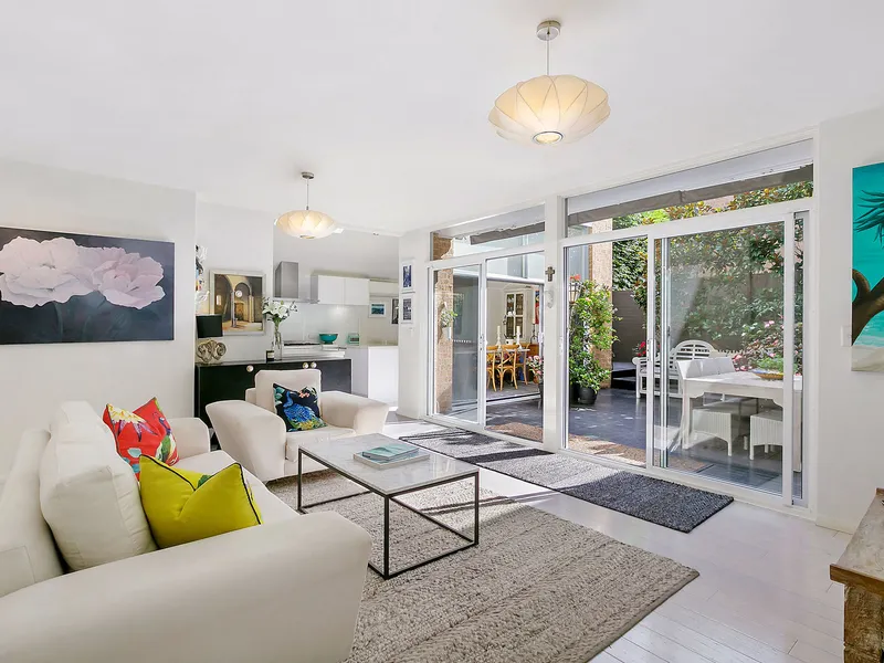 PICTURE-PERFECT TRI-LEVEL TOWNHOUSE
