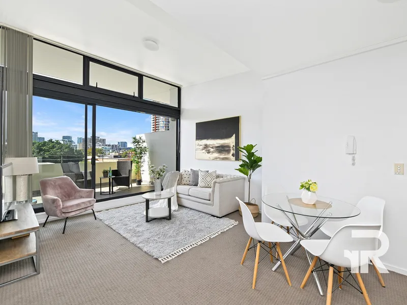 City edge living with lifestyle convenience... One bedroom plus study or guest room