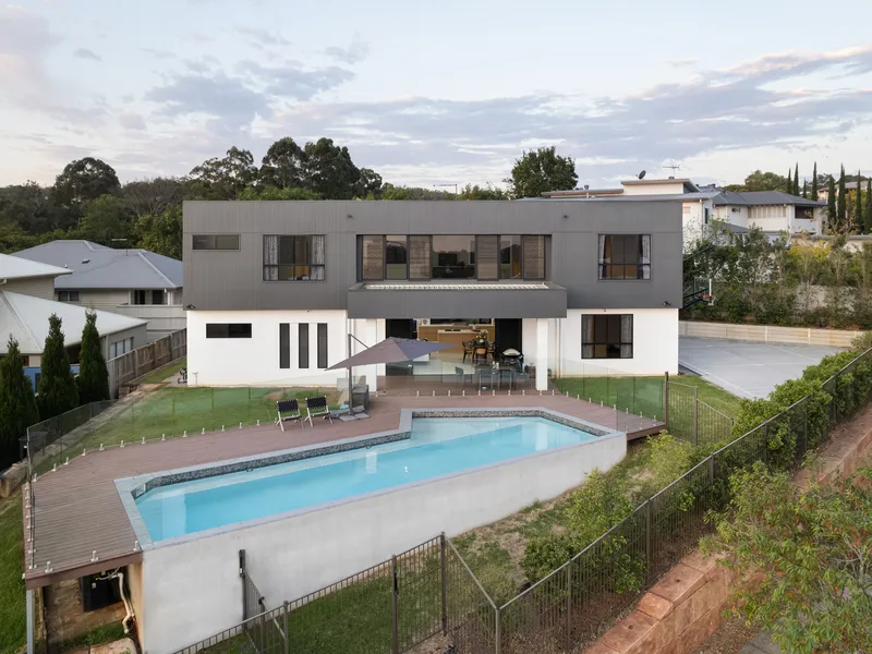 CUSTOM ENTERTAINER WITH HIGH-CALIBRE FEATURES THROUGHOUT