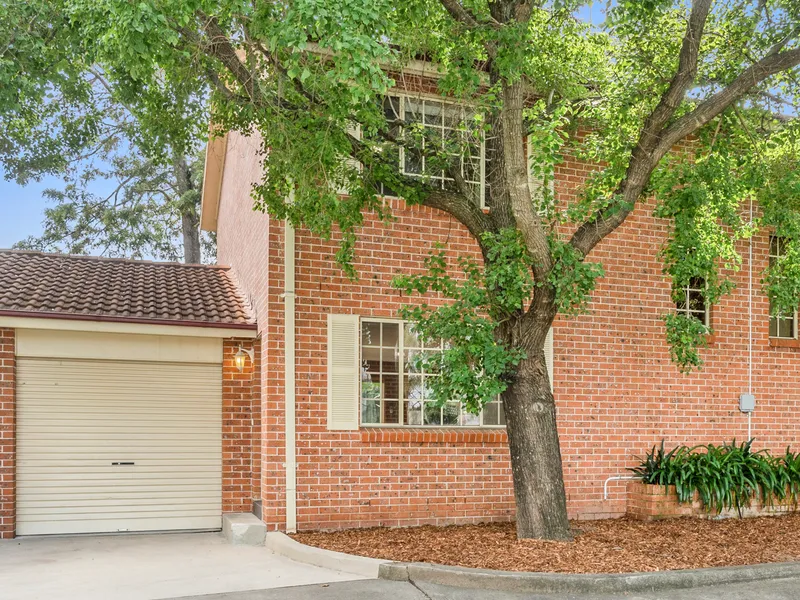 Spacious Townhouse Living - Walk To Everything