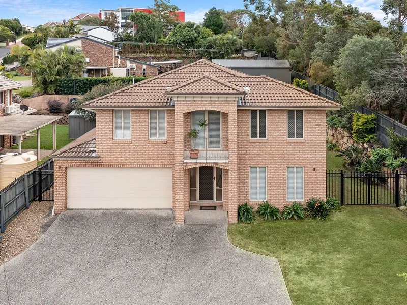 Large Stately Brick home on Elevated 767sqm Block!