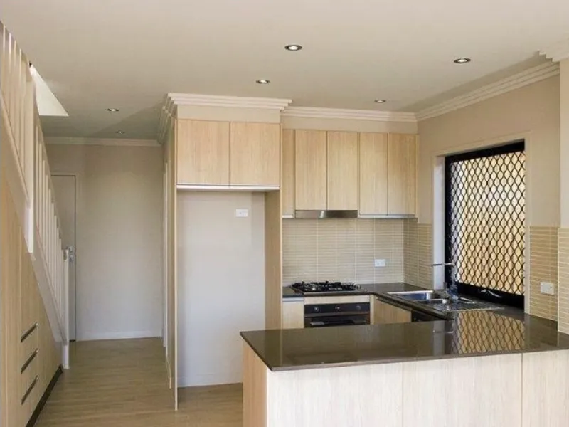 MODERN TWO BEDROOM, 2 BATHROOM TOWNHOUSE ONLY 6KM FROM CBD!!