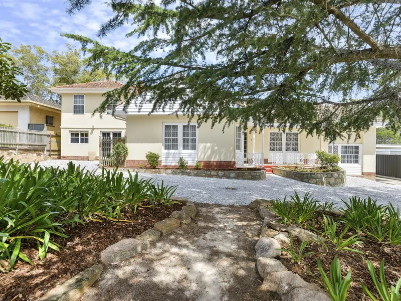 **UNDERCONTRACT** 6 BEDROOM FAMILY HOME ON A HUGE APPROX 1115SQM ALLOTMENT