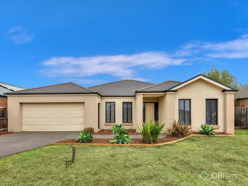 SPACIOUS HOME IN THE SEASONS ESTATE.