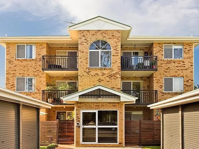 LARGE TWO BEDROOM APARTMENT IN THE HEART OF NUNDAH