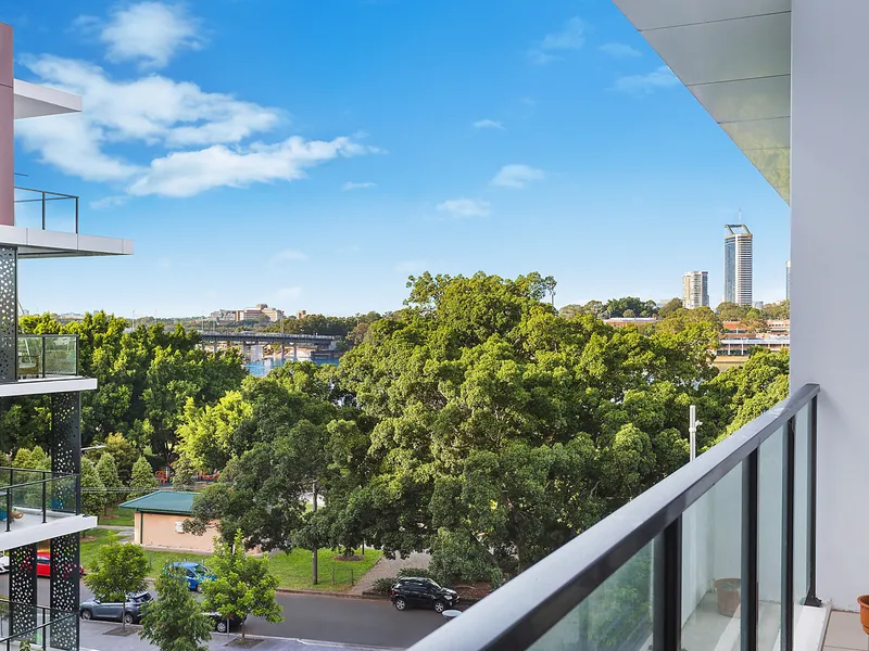 Luxury apartment in a coveted riverside complex