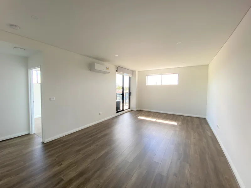 IMMACULATELY PRESENTED - WELL LOCATED - NEAR NEW APARTMENT