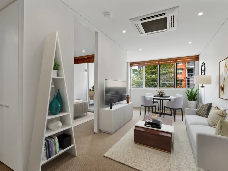 Unfurnished One Bedroom with Enclosed Balcony/Study  - Free Rent*