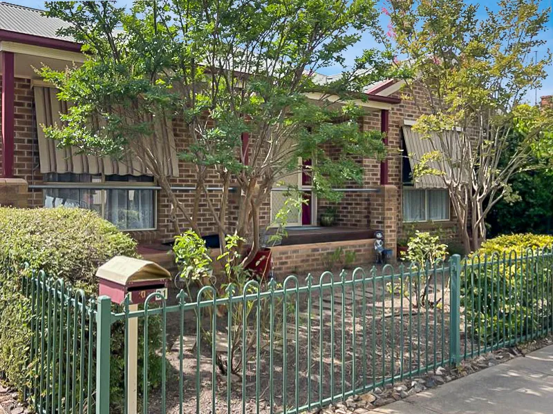 PERFECTLY POSITIONED LOW MAINTENANCE UNIT