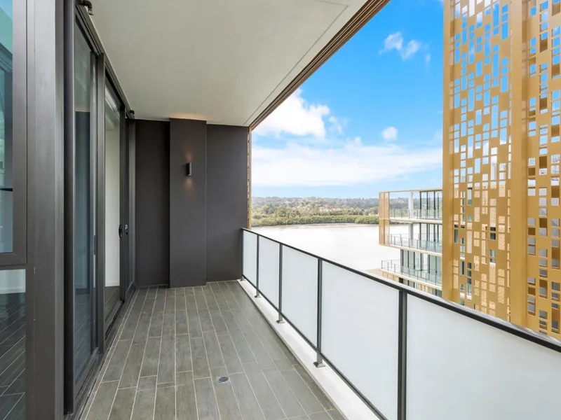 Jewel - Luxurious Top Floor Apartment with Waterview