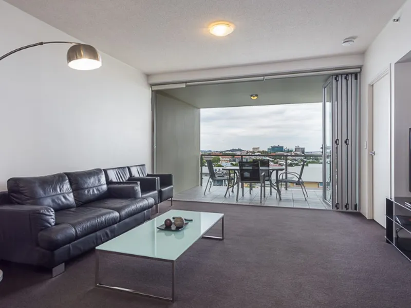 2BED 2BATH 1CP 800M FROM QUEEN STREET
