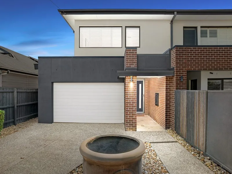 Spacious & Stylish Townhouse in McKinnon School Zone