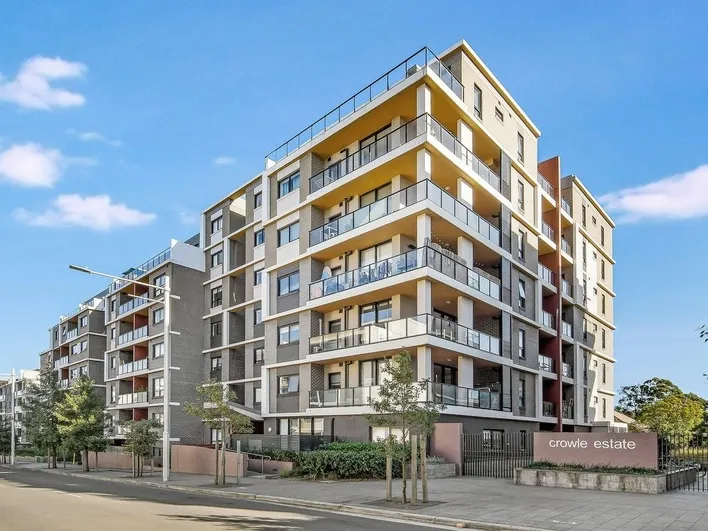 Modern apartment in a delightful waterside enclave
