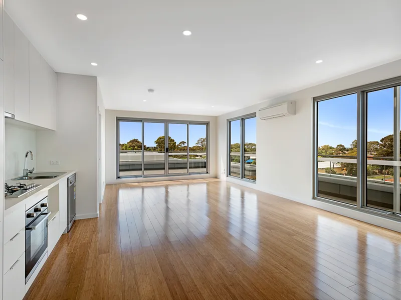 Great views with expansive balcony! Storage cage included