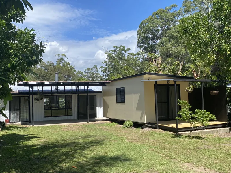 Character Lake Cottage and Separate Ensuite Studio