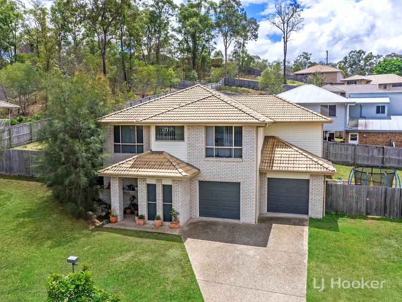 BEAUTIFUL HIGHSET ON A LARGE 943m2 CORNER BLOCK