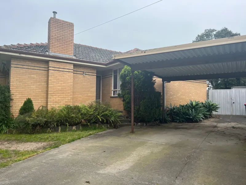 PRIME LOCATION AND IN THE ZONE!!