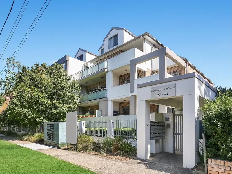 Sun filled & Spacious 2 Bedroom Apartment