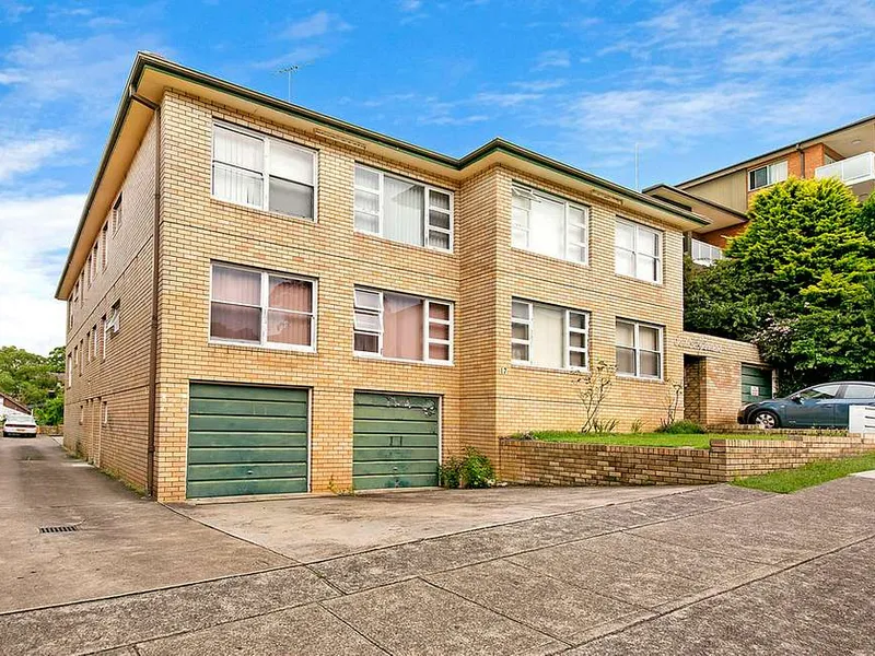 2 BEDROOM UNIT IN CARLTON