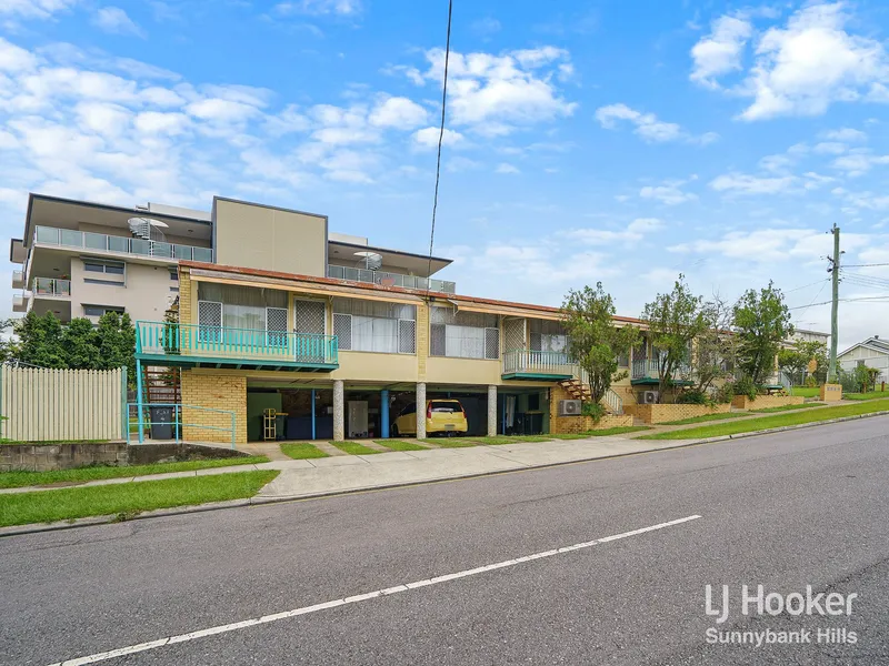 PERFECT LOCATION - WALKING DISTANCE TO PUBLIC TRANSPORT, SHOPS AND ALL AMMENITIES