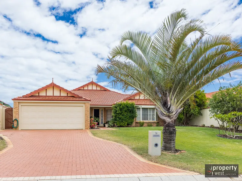 FAMILY HOME WITH A POOL!