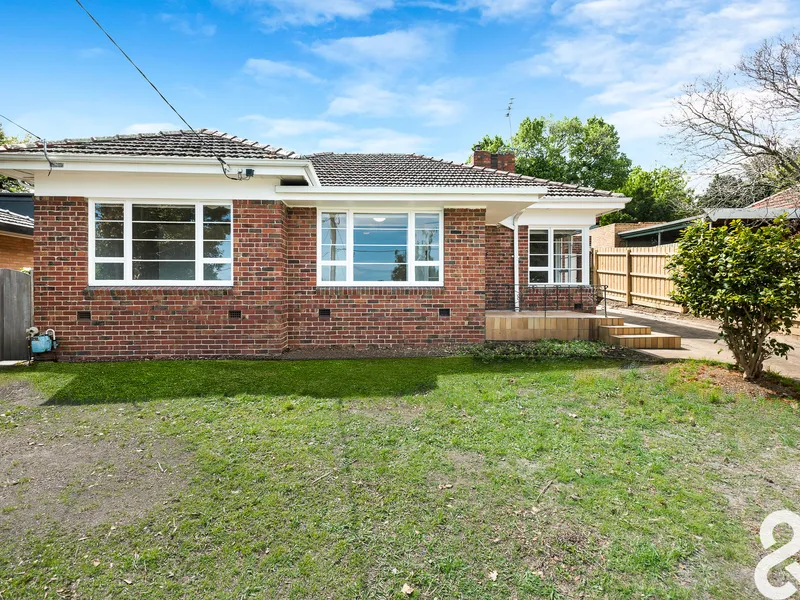 Live in the heart of Ivanhoe East, Renovated Family home. 