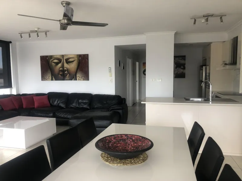 Cavill Ave - Short term rental opportunity No Lease -2 Week bond avail Now to mid November