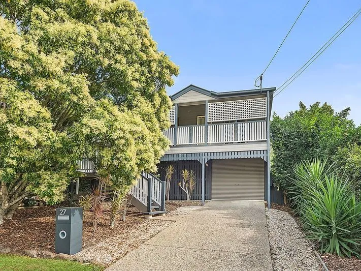 Beautiful Replica Queenslander in Convenient Location