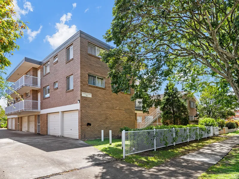 TOP FLOOR APARTMENT WITH CITY VIEWS