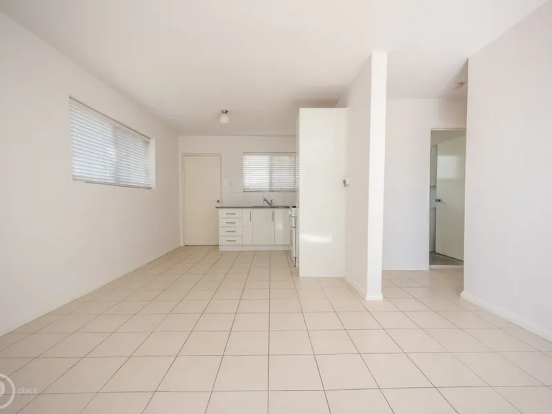 Neat and tidy ground floor - 2 Bedroom Unit with AC in Annerley