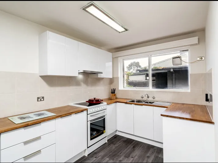 Beutifully Renovated 2 Bedroom Apartment Ready To Move In