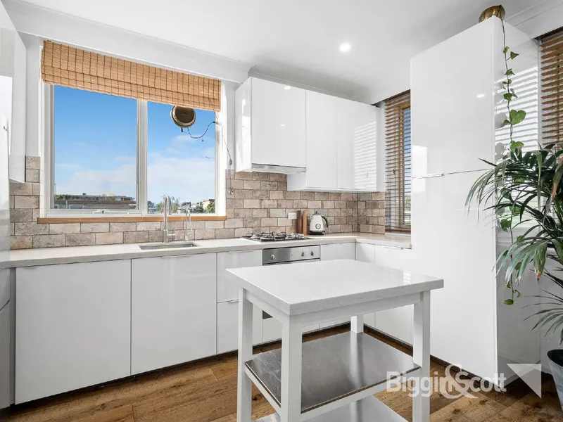 Fully Renovated & Furnished 1 Bedroom Apartment