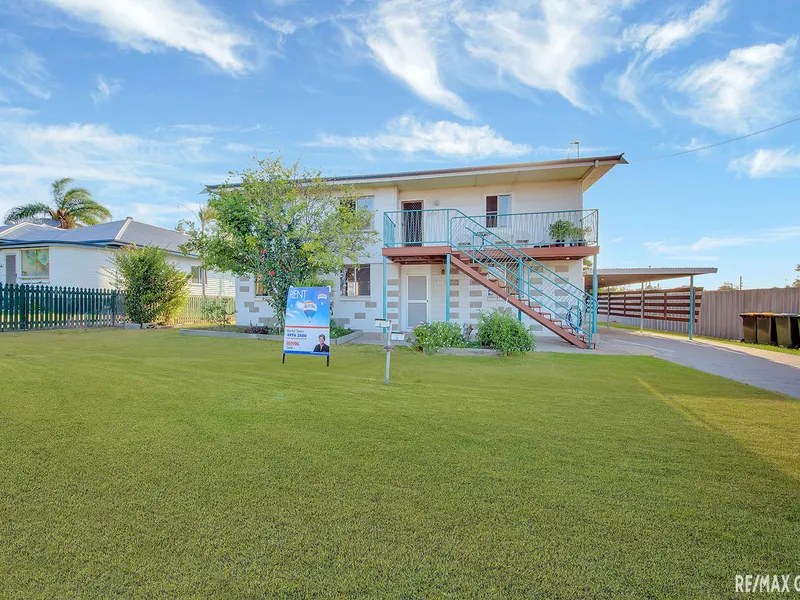 UNFURNISHED 4 BEDROOM UNIT IN BARNEY POINT.