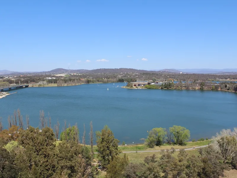 Sensational 3 bedroom Designer Apartment with Lake/Mountain Views