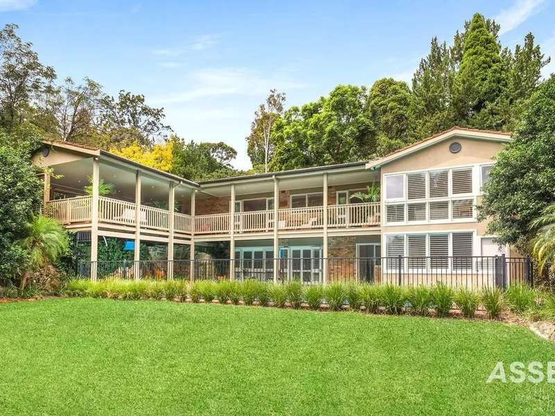 Charming and Large Private Hidden Gem Embracing a Sunny North-West facing backyard with National Park Outlook - Walk to School, Shops and Bu