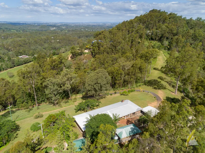 Picturesque 10 Acre Retreat 
