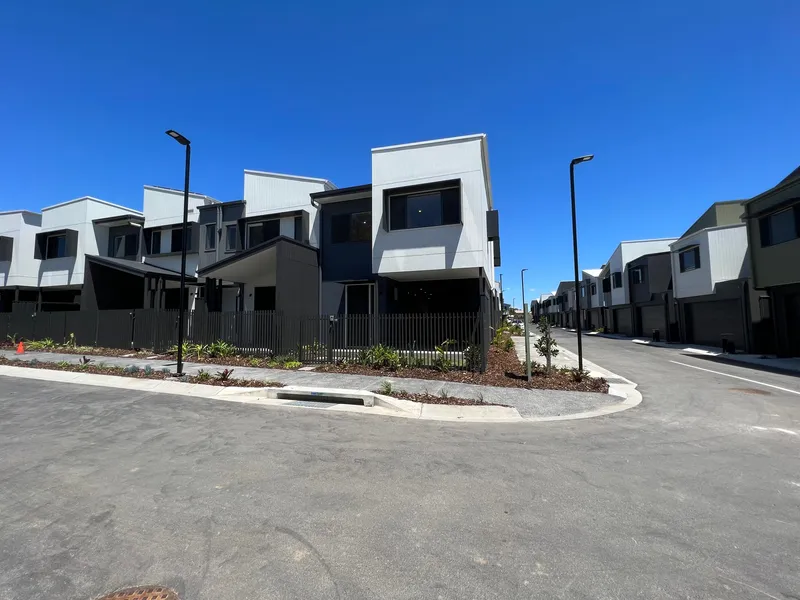 Brand new 3 bedrooms corner townhouse in Carina