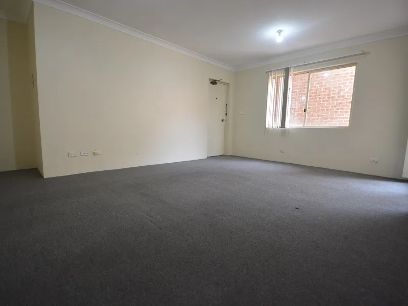 WALK TO STATION, STOCKLAND SHOPPING CENTRE, SCHOOLS AND PARKS!!!