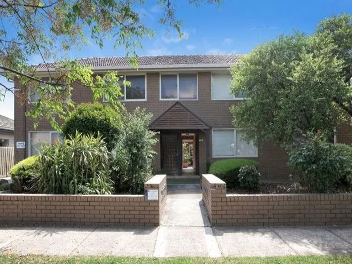 STYLISH FIRST FLOOR APARTMENT IN PRIME WEST FOOTSCRAY POCKET