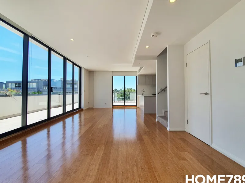 LUXURY 2-BED SPLIT LEVEL PENTHOUSE AVAILABLE FULLY FURNISHED