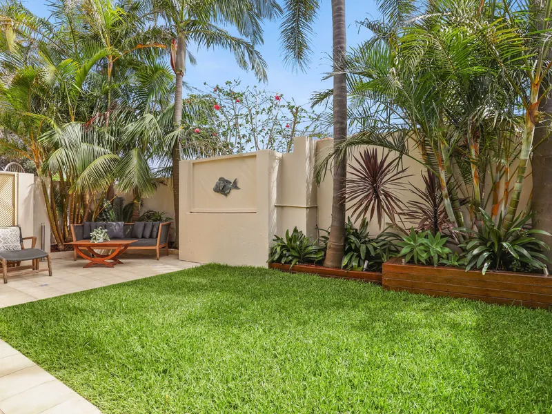 Boutique Townhouse With Impressive House Like Proportions & Ocean views
