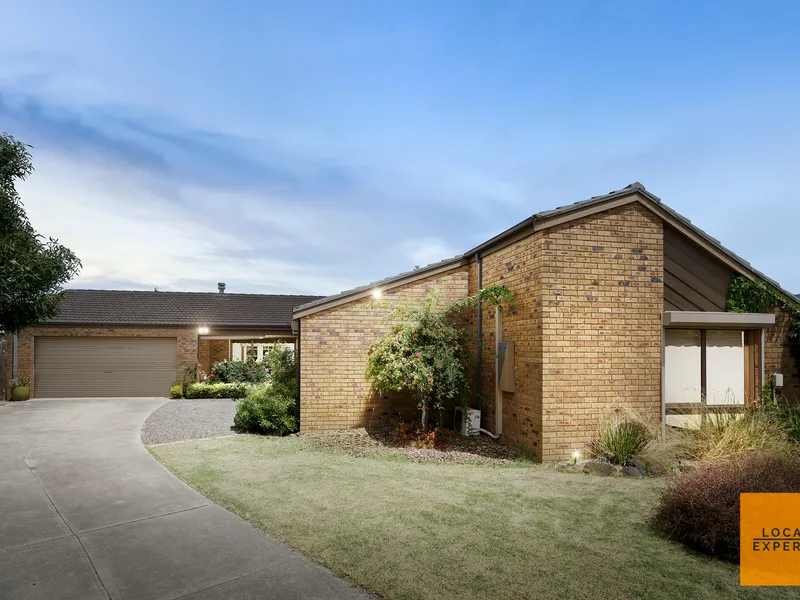 CHARMING FAMILY HOME ON A HUGE BLOCK!!